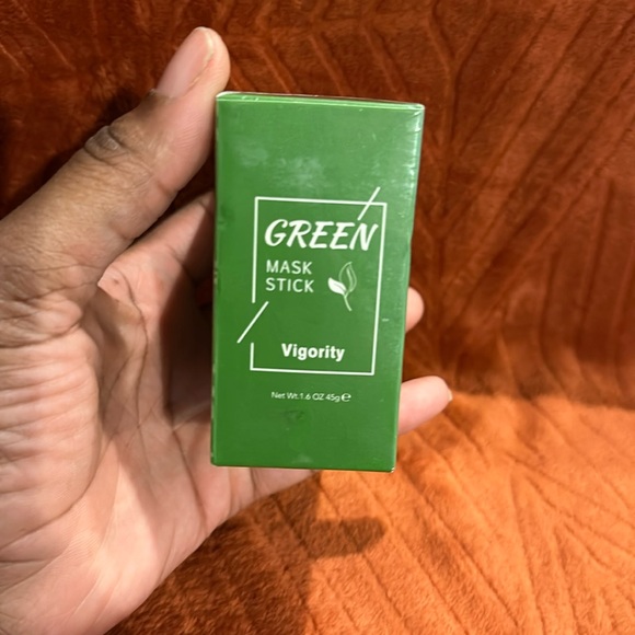 2 Green Mask Stick ( Vigority / exp 11 / 2025 ) - Picture 1 of 5